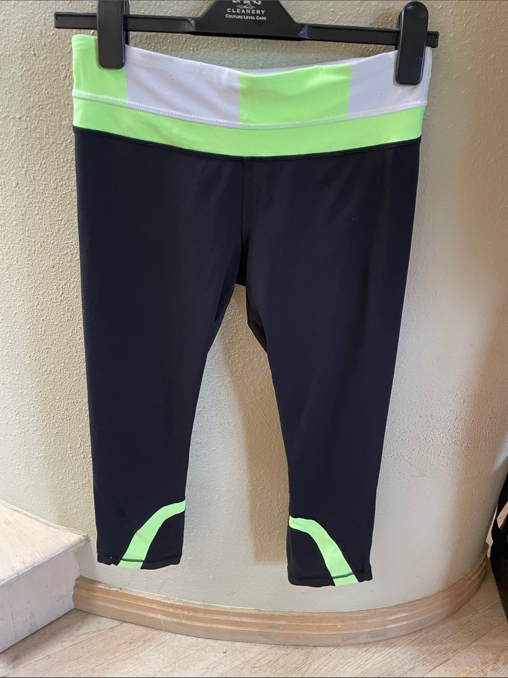 Lululemon athletica green white and black athletic leggings cropped size 6.